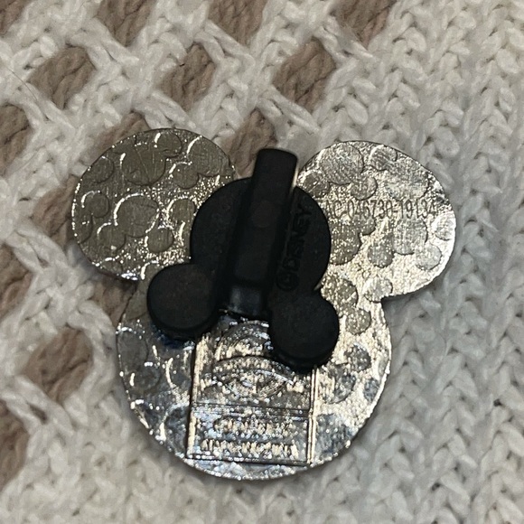 disney pin - Picture 2 of 2